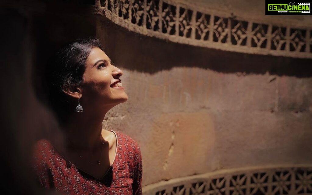 Sharvary Joshi Instagram - "The moments of happiness we enjoy take us by surprise. It is not that we seize them, but that they seize us." —Ashley Montagu . . . . . . . . . #actor #theater #actress #sharvaryjoshi #acting #actorslife #films #colours #aesthetic #filmmaking #filmcommunity #théâtre #styleblogger #glamourmodel #pose #fashion #styleinspiration #model #glam #queerfilm #queer #desirewells #gujarati #adalajstepwell #joyandbliss #happinessforever #shootingtime #movieactress #shortfilm #queerfilm Adalaj Stepwell
