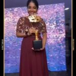 Sheela Rajkumar Instagram - Golden girl holds golden icon 😍 . . . . . . @actorrizubhai_official @studiooneincentertainments @unikpondicherry 👗 @kayalkumaran tnk u for the wonderful Costume #sheelarajkumar #pettaikaaliwebseries #studioonestariconannualawardz #lovemyself❤ #besmile😊 #greatfull #goodvibes