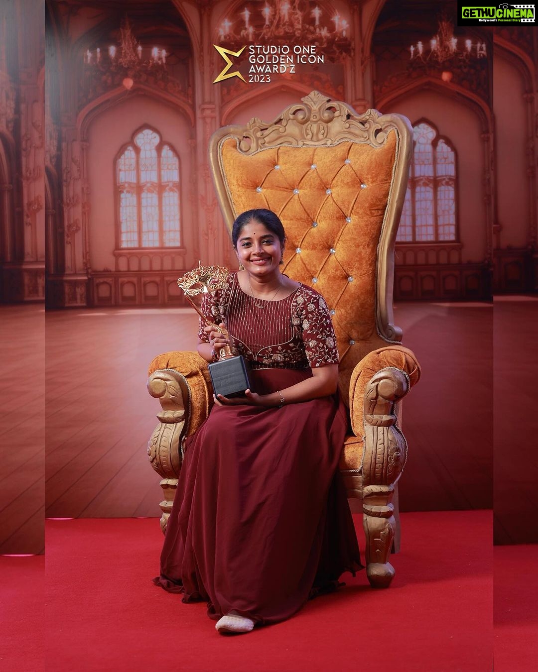 Sheela Rajkumar Instagram - The King and Queen made the rounds after the film. We were told how we were to respond, and we were in a semi-circle in the lounge area of the cinema; they came around after the King, the Queen, and both Princesses! Here Is Our Very Own Queen Of Our Studio One Golden Icon Award’z 2023 @sheela14_official First Eva ICON Award’z Of Chennai Since 2013 #Edition 8 @studiooneincentertainments Proudly Present’z @maethirajulunaidu @edaddyofficial @adyarstar Present’z Studio One Golden Icon Award’z 2023 Powered By! @indiaglitz_tamil @radiocitytamil_ @unibiccookiesindia @showtechworld @kozhi_in @aquazooaquasystems @maduraikaarainga2023 @clintonparkinn @mookambikasarees_salem @smart_decors.in @aurorafootreflexology @voiceofgopinair @ashokarsh @teddybeer.chennai @krishnatrophy27 @expendables_bouncers_offical @clickfactory_photography @adox_cinematics @styled_by_abii @jaifashions_ @aero_furn Studio One Inc Entertainment