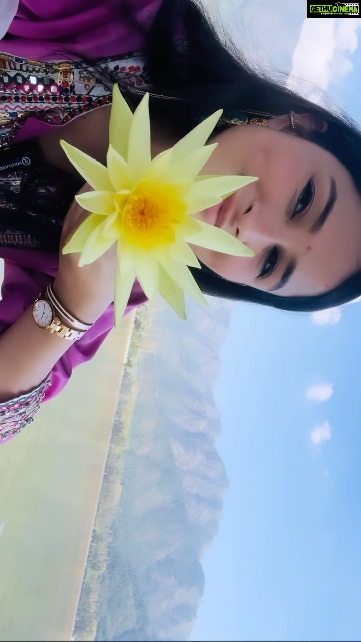 Sheen Dass Instagram - YouTube Vlog Refresh π . . Grab your virtual paddle π£ββοΈ And come aboard for a #shikara ride to #charchinar Garden π± . . Link - https://youtu.be/Z40MpiX-_j8?si=AuiA5I6I7BpOqwMR . Channel link in the Bio ππ» . #youtube #dallake #kashmir #sheendass #family Char Chinar (Dal-Lake)