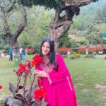 Sheen Dass Instagram - Tag someone who loves Kashmiri Pherans 🦩🌺🫧🪷 . Pretty Pink Pheran by @urzuvindia 🍁 . #kashmiri #pheran #traditional #oufit #jammukashmir Dal Lake, Srinagar, Jammu And Kashmir