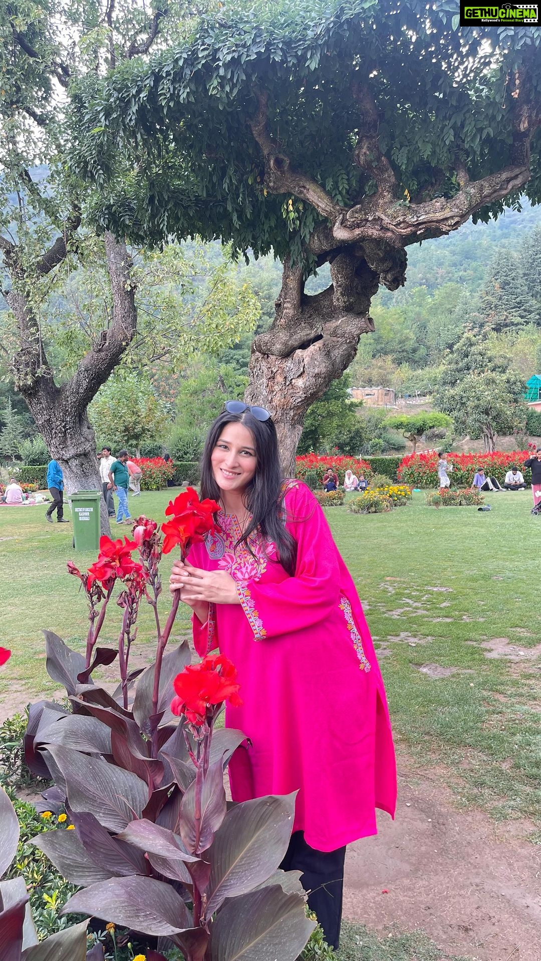 Sheen Dass Instagram - Tag someone who loves Kashmiri Pherans π¦©πΊπ«§πͺ· . Pretty Pink Pheran by @urzuvindia π . #kashmiri #pheran #traditional #oufit #jammukashmir Dal Lake, Srinagar, Jammu And Kashmir