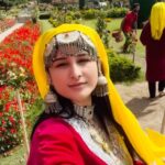 Sheen Dass Instagram - Here’s to silly moments that become treasured memories! 🍁😁♥️ Our “Yeh Chand Sa Roshan Chehra” moment 🌙💃🏻🕺 . . #kashmir #nishatbagh #mughalgarden #sheendass #kashmirtrip #kashmirioutfit #joy #priceless
