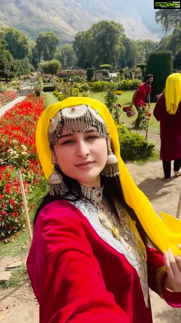 Sheen Dass Instagram - Here’s to silly moments that become treasured memories! 🍁😁♥️ Our “Yeh Chand Sa Roshan Chehra” moment 🌙💃🏻🕺 . . #kashmir #nishatbagh #mughalgarden #sheendass #kashmirtrip #kashmirioutfit #joy #priceless