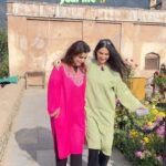 Sheen Dass Instagram - To my life’s brightest colour @swatidass 🌟🎨 ♥️ yaaa .. Sisterhood moments in our beautiful Kashmiri Pherans by @urzuvindia . ♥️ Thank you Vatsala for bringing a splash of Kashmiri traditional outfits into our wardrobes. 🍁 We absolutely love it!” 🌈👗😊 . #sisterhood #sisters #kashmirifashion #pheran #traditionaloutfit #kashmir #parimahal Pari Mahal