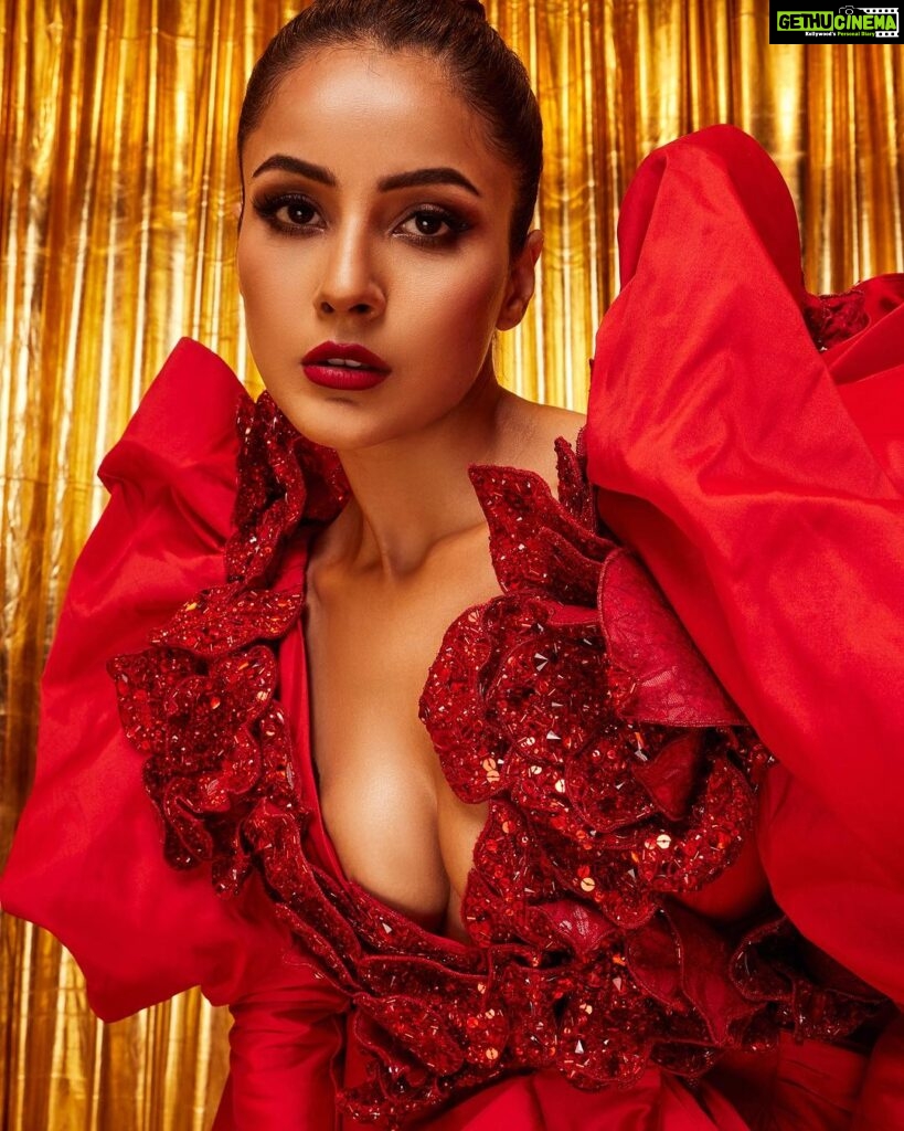 Shehnaaz Kaur Gill Instagram - Red Hot🔥 @shehnaazgill wore a ravishing red taffeta dress with oversized hand-embroidered blooms, dripping with crystals and sequins by #abujanisandeepkhosla at the opening of the Jio World Plaza. @jioworldplaza #abujanisandeepkhosla #shehnaazgill #jioworldplaza #MumbaiAtThePlaza #Shinewithstyle #ExperiencethePlaza #fashionpresentation #opening #fashion #style #classic #goldenage #signaturestyles #abujani #sandeepkhosla