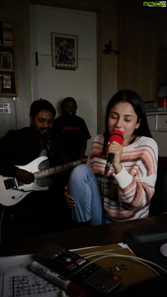 Shehnaaz Kaur Gill Instagram - just for fun … don’t take us seriously …winter live session 🎤🎙enjoy 😄. @vivekkothari_