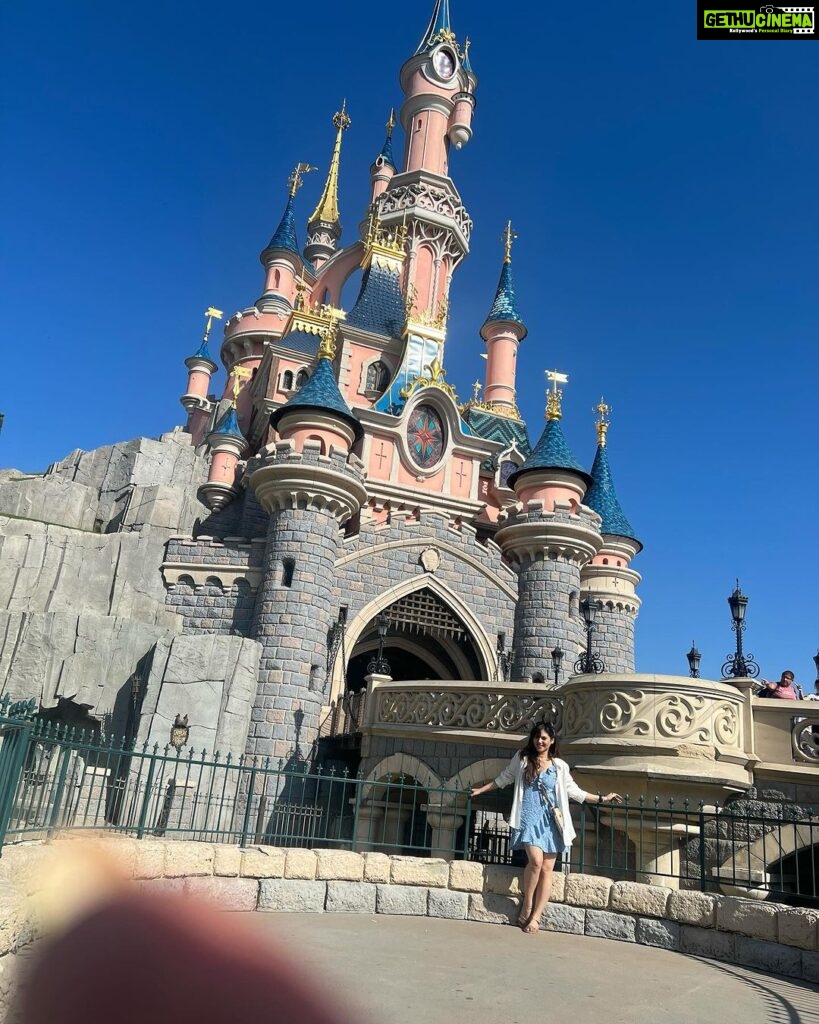 Sherin Instagram - The finger in the first picture belongs to my gorgeous girl @isa_indhu. What a day of fun of adventure it was, can’t wait to go back again. #sherin #fun #disneyparis #paris #europe #travel
