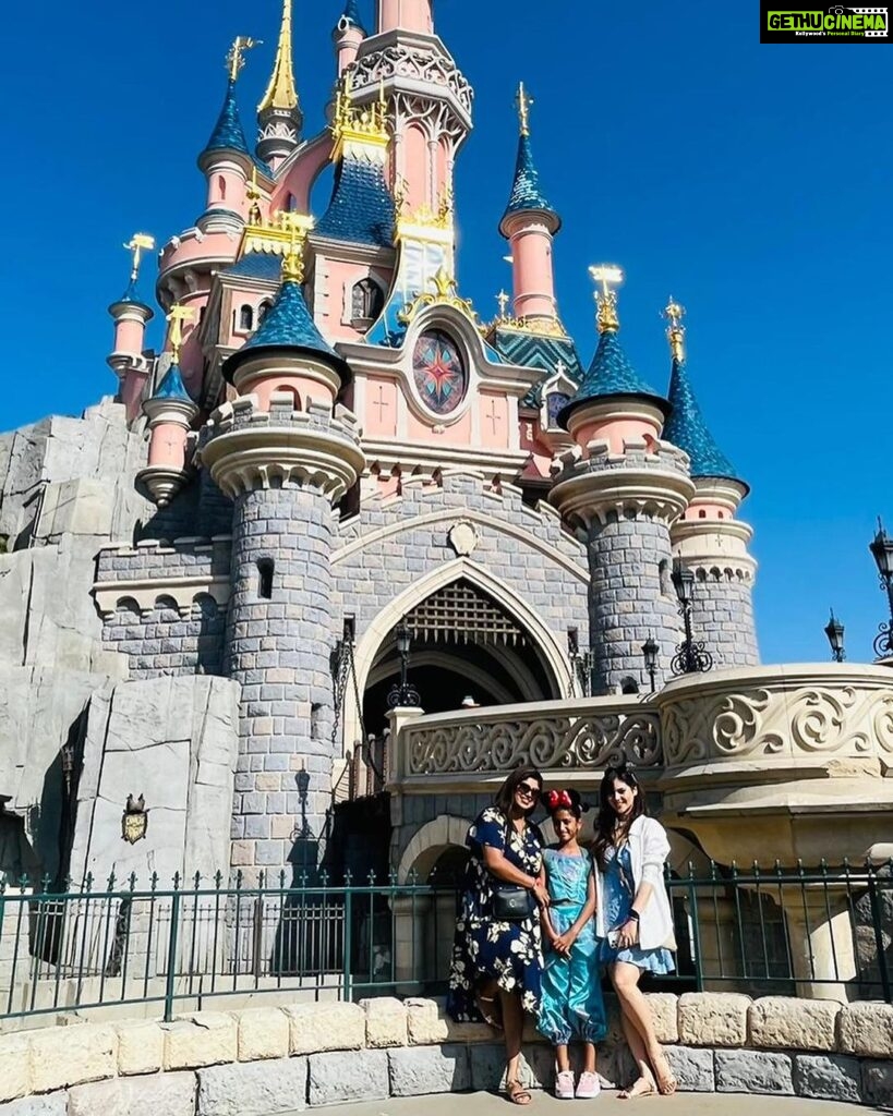 Sherin Instagram - The finger in the first picture belongs to my gorgeous girl @isa_indhu. What a day of fun of adventure it was, can’t wait to go back again. #sherin #fun #disneyparis #paris #europe #travel