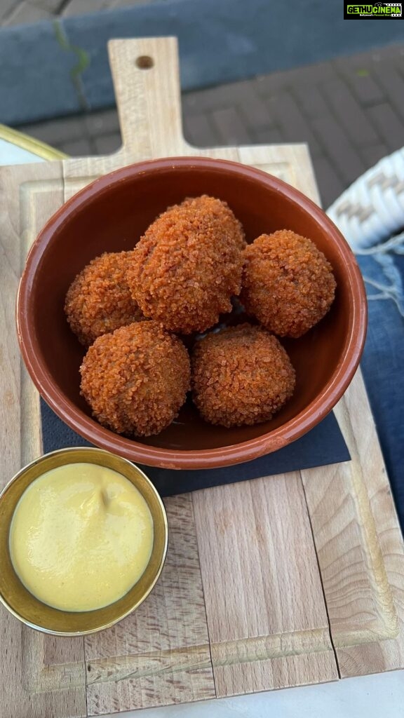 Sherin Instagram - Maavu maav a irrukku! Would you like some #bitterballen ? #sherin #food #travel #amesterdam #biggbosstamil #cookwithcomali