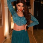 Sherlyn Chopra Instagram - पीकॉक ग्रीन नौवां नवरात्रि रंग है जिसका उपयोग देवी सिद्धिदात्री को मनाने के लिए किया जाता है। सिद्धि का अर्थ है अलौकिक शक्ति और दात्री का अर्थ है देने वाली। यह रंग दया, सद्भाव और स्नेह को दर्शाता है। आप इस दिन सुंदर पीकॉक ग्रीन के कपड़े पहन सकते हैं। #नवरात्रि #महानवमी 🔥🔥🔥