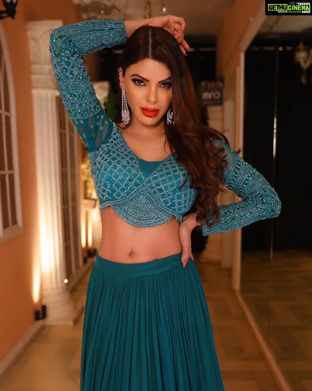 Sherlyn Chopra Instagram - पीकॉक ग्रीन नौवां नवरात्रि रंग है जिसका उपयोग देवी सिद्धिदात्री को मनाने के लिए किया जाता है। सिद्धि का अर्थ है अलौकिक शक्ति और दात्री का अर्थ है देने वाली। यह रंग दया, सद्भाव और स्नेह को दर्शाता है। आप इस दिन सुंदर पीकॉक ग्रीन के कपड़े पहन सकते हैं। #नवरात्रि #महानवमी 🔥🔥🔥