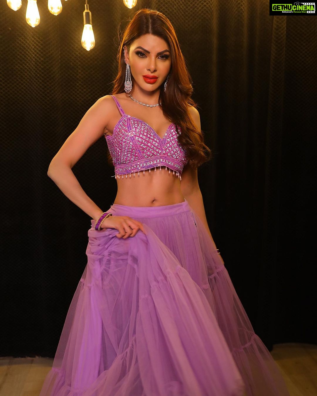 Sherlyn Chopra Instagram - यह आठवां नवरात्रि रंग है। आज माँ दुर्गा के अवतार महागौरी की पूजा की जाती है। लोग जीवन के सभी कष्टों से छुटकारा पाने के लिए उनकी पूजा करते हैं। नवरात्रि के आठवें दिन सजने-संवरने के लिए बैंगनी एक बहुत ही सुंदर रंग है। #नवरात्रि #day8