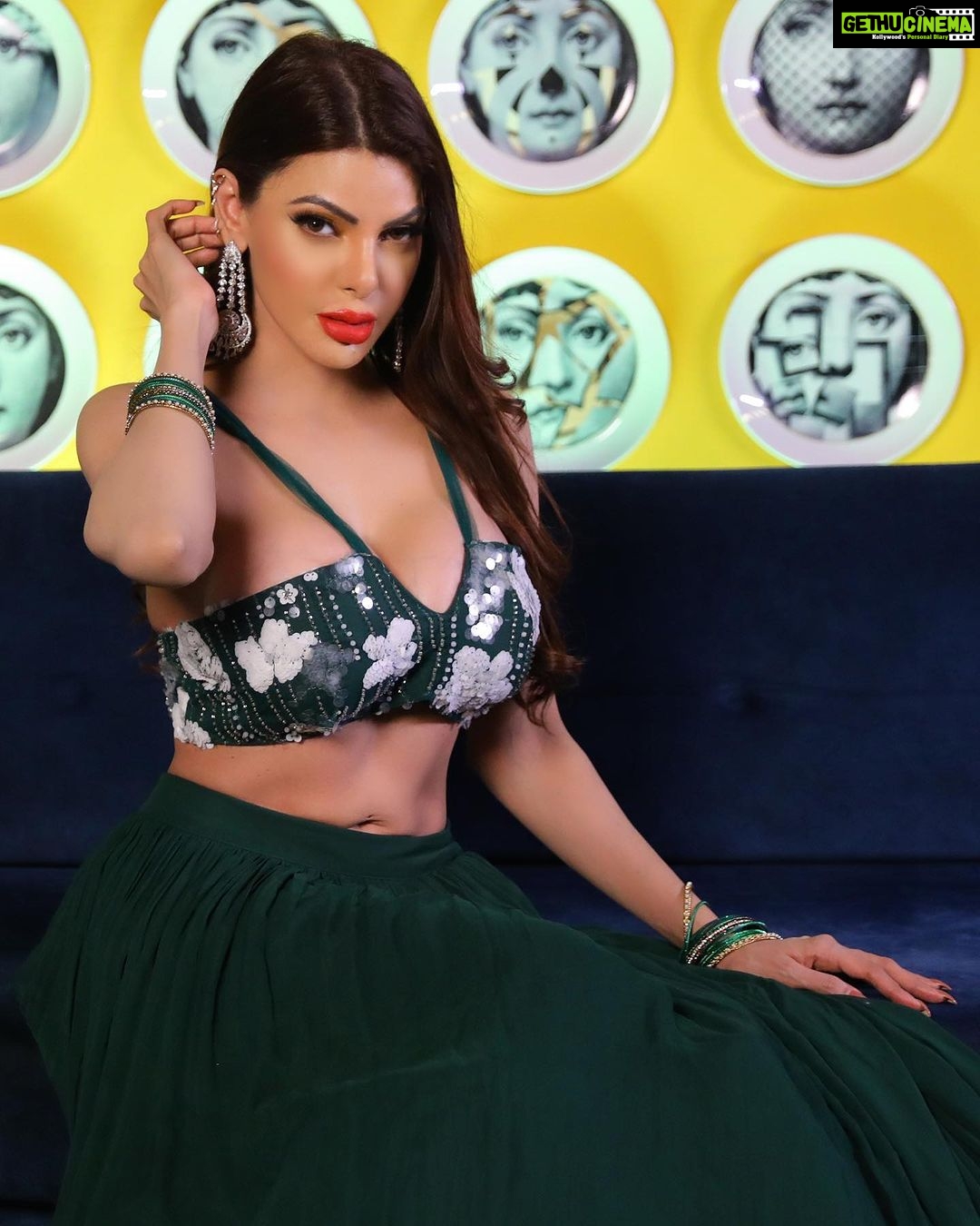 Sherlyn Chopra Instagram - हरा रंग नवरात्रि के दौरान पहनने और जश्न मनाने के लिए एक बेहद खूबसूरत रंग है। यह नई शुरुआत, विकास और उर्वरता का प्रतीक है। हरा रंग देवी कात्यायनी माता का रंग है, जो नवरात्रि के छटवे दिन मनाया जाता है। #नवरात्रि #day6 🔥🔥🔥