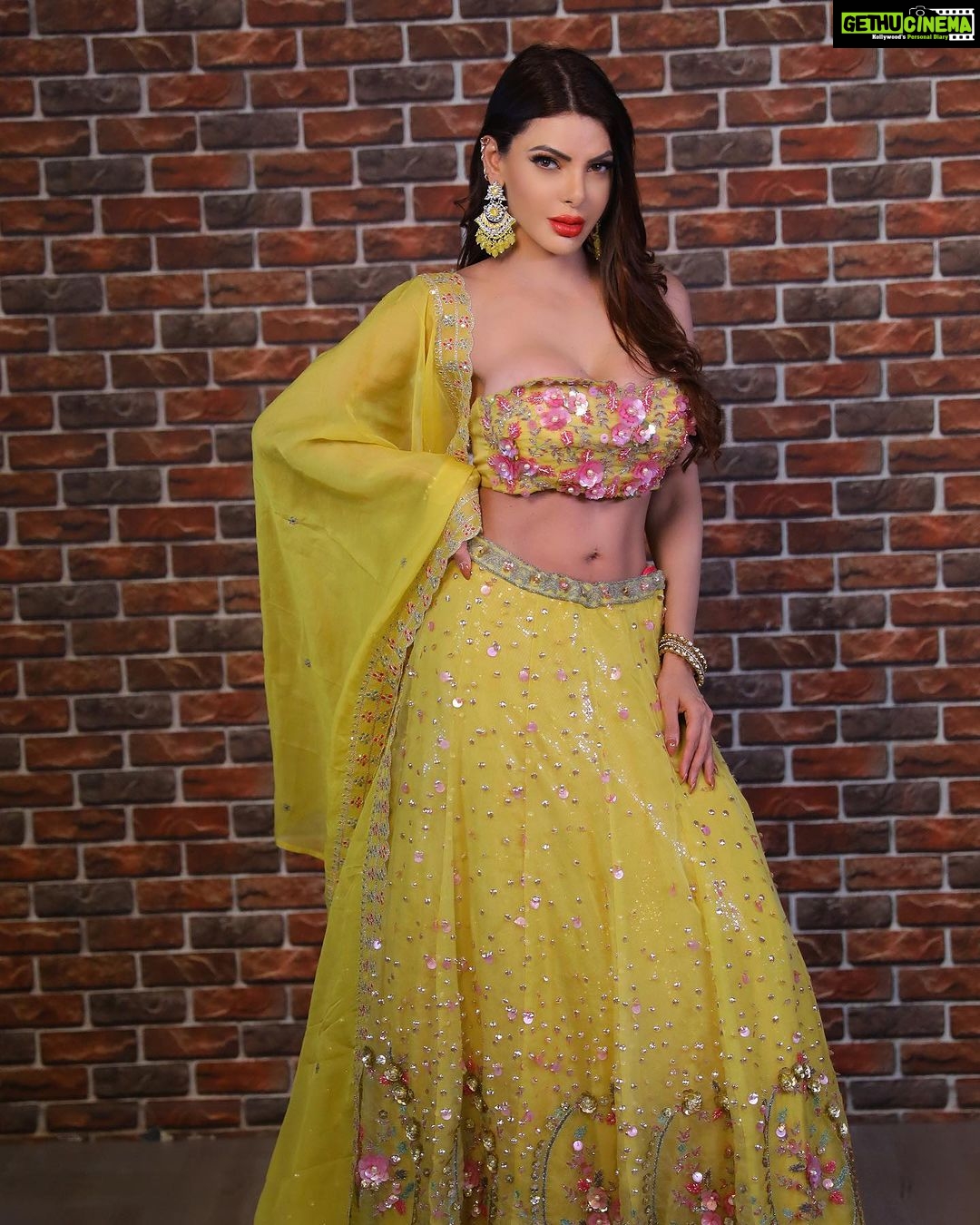 Sherlyn Chopra Instagram - पीले नवरात्रि रंग को शिक्षा और ज्ञान के रंग के रूप में दर्शाया गया है। यह देवी स्कंद माता का रंग है। वह मातृत्व की देवी हैं। इस दिन हल्दी का भरपूर प्रयोग करें। हल्दी का उपयोग खाना पकाने में करें, इसे त्वचा पर लगाएँ और पूजा करते समय भी इसका इस्तेमाल करें। #नवरात्रि