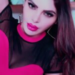 Sherlyn Chopra Instagram - कमाल की अदा है उनकी वार भी दिल पर.. 💘 राज भी दिल पर.. 😍 #swag #instamood #love #life #instagood #instareels