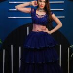 Sherlyn Chopra Instagram - नवरात्रि के 9 रंगों में से सबसे पसंदीदा रंगों में से एक है शाही नीला/रॉयल ब्लू। यह रंग चौथे दिन की नवरात्रि का रंग है। यह रंग समृद्धि और शांति का प्रतीक है। इसका उपयोग देवी कुष्मांडा को मनाने के लिए किया जाता है। माना जाता है कि नवरात्रि के दौरान नीले रंग के कपड़े पहनने और कुष्मांडा देवी की पूजा करने से स्वास्थ्य, धन और शक्ति में सुधार होता है। #नवरात्रि