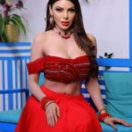 Sherlyn Chopra Instagram – आज देवी चंद्रघंटा की पूजा होती है। 
इस दिन लाल रंग पहनना शुभ होता है। 
लाल रंग माँ दुर्गा का सबसे प्रिय माना जाता है। 
लाल रंग शक्ति और प्रेम का प्रतीक है। 
#नवरात्रि