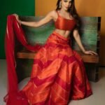 Sherlyn Chopra Instagram - शारदीय नवरात्रि के पहले दिन घटस्थापना के साथ माँ शैलपुत्री की पूजा होती है। देवी को नारंगी रंग प्रिय है। नारंगी रंग स्फूर्ति और उल्लास का अनुभव कराता है। नारंगी रंग से सकारात्मक ऊर्जा का संचार होता है। #नवरात्रि की हार्दिक शुभकामनाएँ!!!🔥🔥🔥