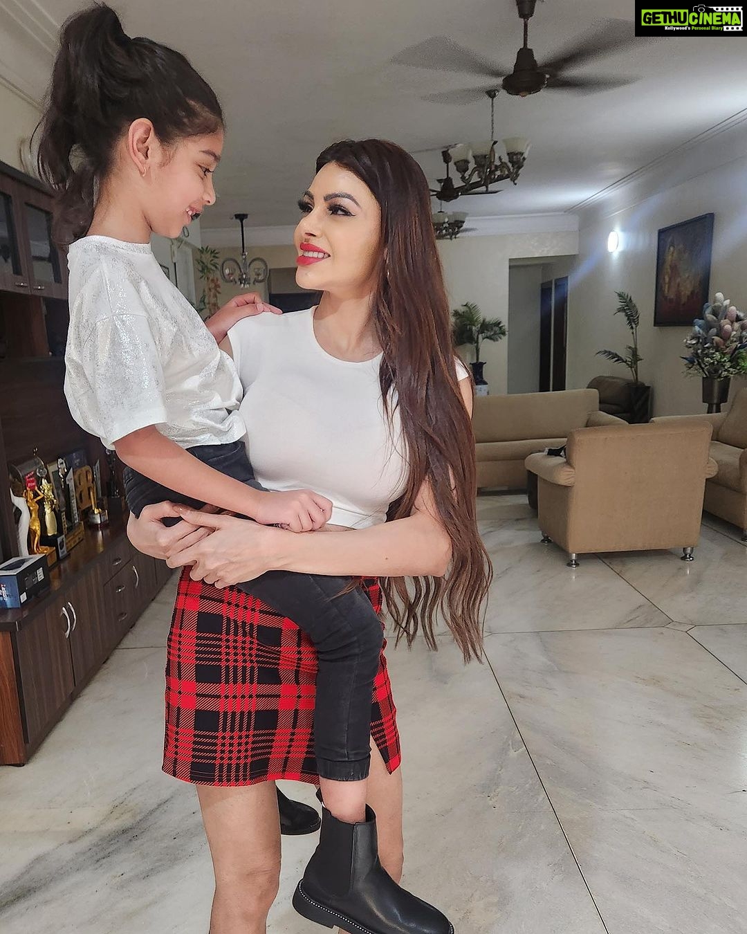 Sherlyn Chopra Instagram - With my (real, genuine) sister, Sharon & my darling niece! ❤️❤️❤️ #sunday #family #love #life #funday