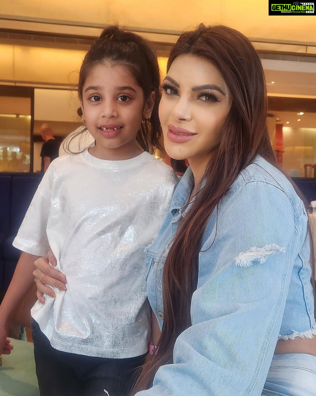Sherlyn Chopra Instagram - With my (real, genuine) sister, Sharon & my darling niece! ❤️❤️❤️ #sunday #family #love #life #funday
