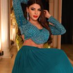 Sherlyn Chopra Instagram - पीकॉक ग्रीन नौवां नवरात्रि रंग है जिसका उपयोग देवी सिद्धिदात्री को मनाने के लिए किया जाता है। सिद्धि का अर्थ है अलौकिक शक्ति और दात्री का अर्थ है देने वाली। यह रंग दया, सद्भाव और स्नेह को दर्शाता है। आप इस दिन सुंदर पीकॉक ग्रीन के कपड़े पहन सकते हैं। #नवरात्रि #महानवमी 🔥🔥🔥