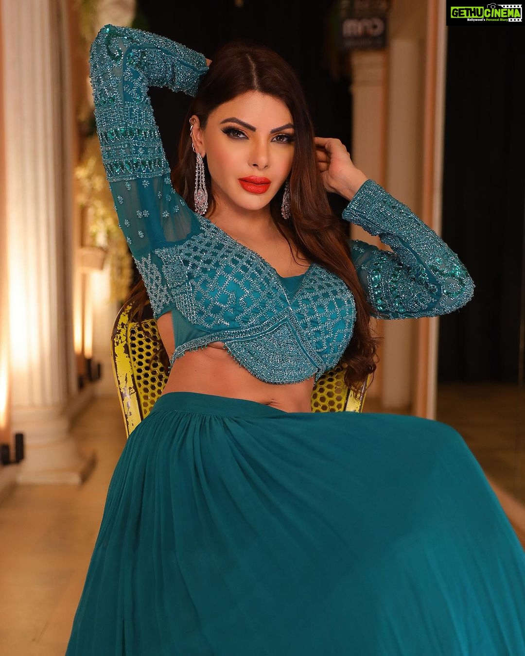 Sherlyn Chopra Instagram - पीकॉक ग्रीन नौवां नवरात्रि रंग है जिसका उपयोग देवी सिद्धिदात्री को मनाने के लिए किया जाता है। सिद्धि का अर्थ है अलौकिक शक्ति और दात्री का अर्थ है देने वाली। यह रंग दया, सद्भाव और स्नेह को दर्शाता है। आप इस दिन सुंदर पीकॉक ग्रीन के कपड़े पहन सकते हैं। #नवरात्रि #महानवमी 🔥🔥🔥