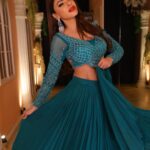 Sherlyn Chopra Instagram - पीकॉक ग्रीन नौवां नवरात्रि रंग है जिसका उपयोग देवी सिद्धिदात्री को मनाने के लिए किया जाता है। सिद्धि का अर्थ है अलौकिक शक्ति और दात्री का अर्थ है देने वाली। यह रंग दया, सद्भाव और स्नेह को दर्शाता है। आप इस दिन सुंदर पीकॉक ग्रीन के कपड़े पहन सकते हैं। #नवरात्रि #महानवमी 🔥🔥🔥