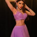 Sherlyn Chopra Instagram - यह आठवां नवरात्रि रंग है। आज माँ दुर्गा के अवतार महागौरी की पूजा की जाती है। लोग जीवन के सभी कष्टों से छुटकारा पाने के लिए उनकी पूजा करते हैं। नवरात्रि के आठवें दिन सजने-संवरने के लिए बैंगनी एक बहुत ही सुंदर रंग है। #नवरात्रि #day8