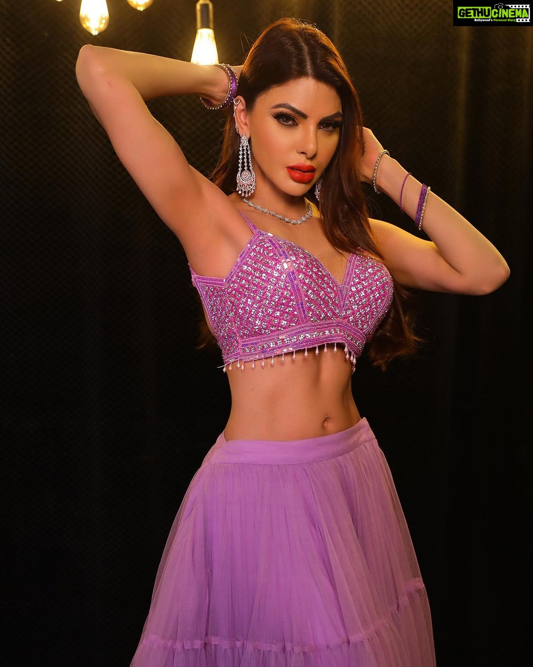 Sherlyn Chopra Instagram - यह आठवां नवरात्रि रंग है। आज माँ दुर्गा के अवतार महागौरी की पूजा की जाती है। लोग जीवन के सभी कष्टों से छुटकारा पाने के लिए उनकी पूजा करते हैं। नवरात्रि के आठवें दिन सजने-संवरने के लिए बैंगनी एक बहुत ही सुंदर रंग है। #नवरात्रि #day8