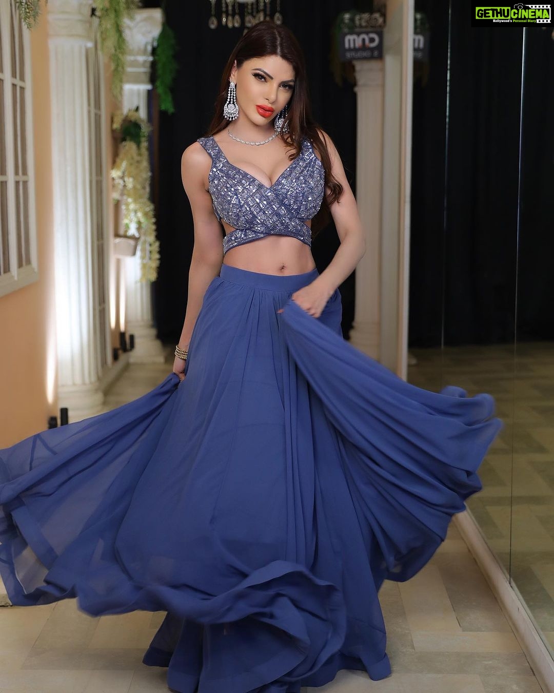 Sherlyn Chopra Instagram - इस दिन कालरात्रि मनाई जाती है। देवी कालरात्रि माँ पार्वती का सातवां रूप हैं और उन्हें दुनिया में हर बुराई का विनाशक माना जाता है। आज आप ग्रे रंग पहन कर देवी से अपने जीवन से सभी नकारात्मक चीजों को दूर करने की प्रार्थना कर सकते हैं। #नवरात्रि