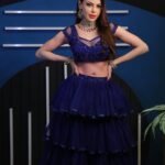 Sherlyn Chopra Instagram - नवरात्रि के 9 रंगों में से सबसे पसंदीदा रंगों में से एक है शाही नीला/रॉयल ब्लू। यह रंग चौथे दिन की नवरात्रि का रंग है। यह रंग समृद्धि और शांति का प्रतीक है। इसका उपयोग देवी कुष्मांडा को मनाने के लिए किया जाता है। माना जाता है कि नवरात्रि के दौरान नीले रंग के कपड़े पहनने और कुष्मांडा देवी की पूजा करने से स्वास्थ्य, धन और शक्ति में सुधार होता है। #नवरात्रि
