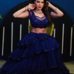 Sherlyn Chopra Instagram - नवरात्रि के 9 रंगों में से सबसे पसंदीदा रंगों में से एक है शाही नीला/रॉयल ब्लू। यह रंग चौथे दिन की नवरात्रि का रंग है। यह रंग समृद्धि और शांति का प्रतीक है। इसका उपयोग देवी कुष्मांडा को मनाने के लिए किया जाता है। माना जाता है कि नवरात्रि के दौरान नीले रंग के कपड़े पहनने और कुष्मांडा देवी की पूजा करने से स्वास्थ्य, धन और शक्ति में सुधार होता है। #नवरात्रि