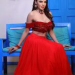 Sherlyn Chopra Instagram - आज देवी चंद्रघंटा की पूजा होती है। इस दिन लाल रंग पहनना शुभ होता है। लाल रंग माँ दुर्गा का सबसे प्रिय माना जाता है। लाल रंग शक्ति और प्रेम का प्रतीक है। #नवरात्रि