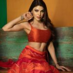 Sherlyn Chopra Instagram – शारदीय नवरात्रि के पहले दिन घटस्थापना के साथ माँ शैलपुत्री की पूजा होती है। 
देवी को नारंगी रंग प्रिय है।

नारंगी रंग स्फूर्ति और उल्लास का अनुभव कराता है। 
नारंगी रंग से सकारात्मक ऊर्जा का संचार होता है। 

#नवरात्रि की हार्दिक शुभकामनाएँ!!!🔥🔥🔥