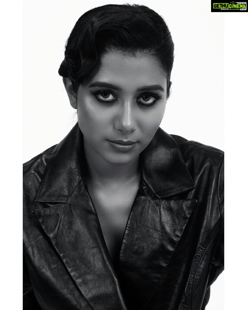 Shilpa Manjunath Instagram - “In a world of color, we find beauty in black and white." 📸@palaniappansubramanyam 💄@reenapaiva 🧥@vynod.sundar @proyuvraaj @makmediaandentertainment @riyacast @uvcommunication @digitallynow