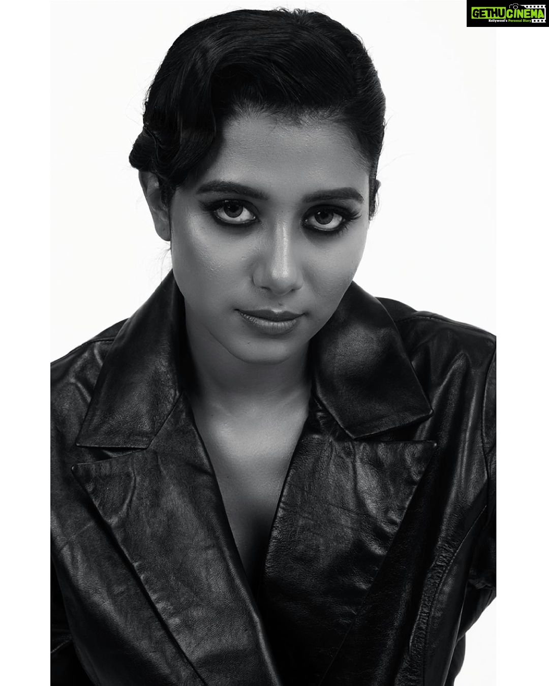 Shilpa Manjunath Instagram - โIn a world of color, we find beauty in black and white." ๐ธ@palaniappansubramanyam ๐@reenapaiva ๐งฅ@vynod.sundar @proyuvraaj @makmediaandentertainment @riyacast @uvcommunication @digitallynow