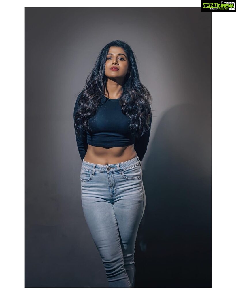 Shilpa Manjunath Instagram - “In the realm of Sundays, style and grace reign supreme. 🌻🍽️ #SundayCharm" 📸 @bhoopalm_official Production: @makmediaandentertainment @karthikrengaraj Mua: @sarija_here_ @digitallynow @riyacast