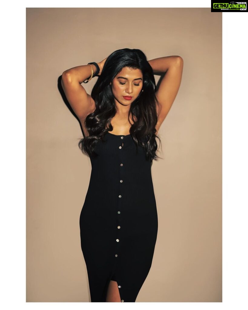 Shilpa Manjunath Instagram - "Lost in the elegance of black, where hair and dress unite in harmony. 🖤 #BlackOnBlack #Vibes" 📸 @bhoopalm_official Production: @makmediaandentertainment @karthikrengaraj Mua: @sarija_here_ @digitallynow @riyacast