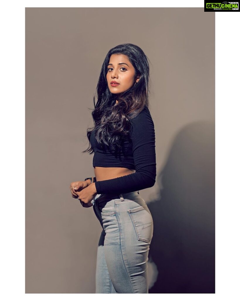 Shilpa Manjunath Instagram - “When life photobombs your plans, just strike a pose and enjoy the unexpected view! 📸😄 #PhotobombLife" 📸 @bhoopalm_official Production: @makmediaandentertainment @karthikrengaraj Mua: @sarija_here_ @digitallynow