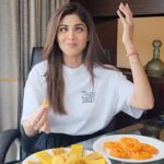 Shilpa Shetty Instagram - Mysore mein Mysore pak 🤤 And we hit it out of the park 🤭😍 SUNDAY BINGE 🤪 #SundayBinge #SweetTooth #outdoor #shooting #fun #Foodcoma