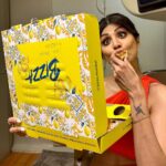 Shilpa Shetty Instagram – Thank God it’s Friday🍕🤤

#Bizza #Pizzacoma #foodie #TGIF #foodgasm