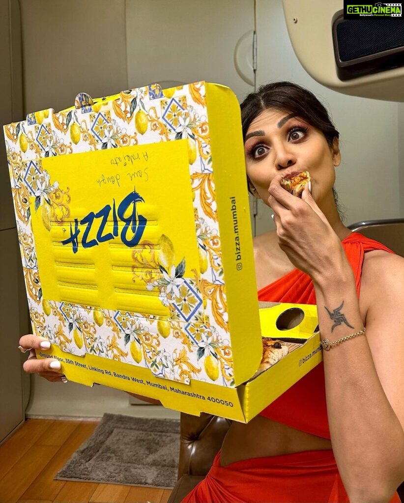 Shilpa Shetty Instagram - Thank God it’s Friday🍕🤤 #Bizza #Pizzacoma #foodie #TGIF #foodgasm