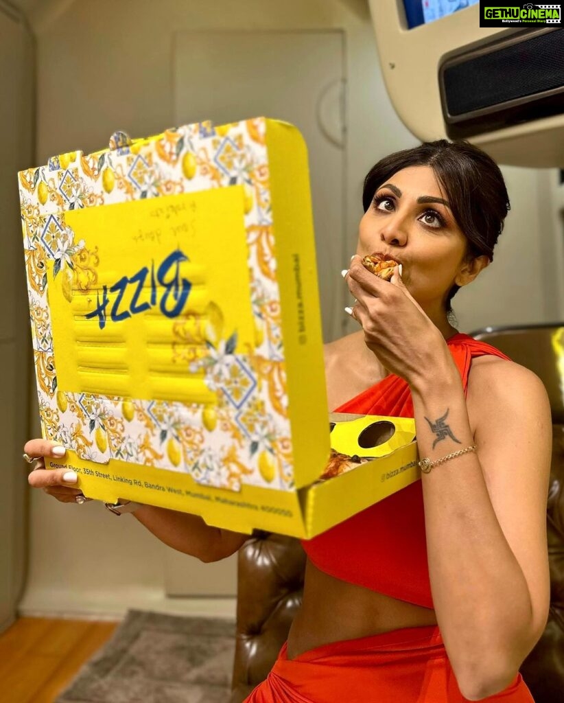 Shilpa Shetty Instagram - Thank God it’s Friday🍕🤤 #Bizza #Pizzacoma #foodie #TGIF #foodgasm