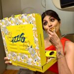 Shilpa Shetty Instagram – Thank God it’s Friday🍕🤤

#Bizza #Pizzacoma #foodie #TGIF #foodgasm