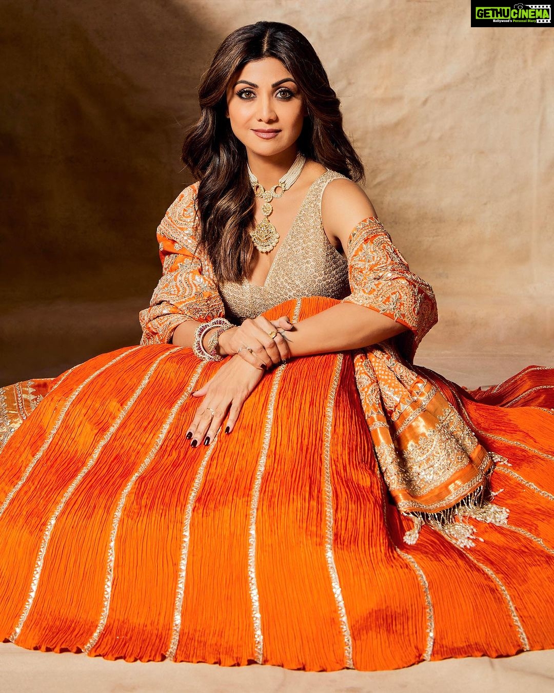 Shilpa Shetty Instagram - Todayโs menu: Serving ๐ต๐ฎ๐๐ด๐ผ ๐ฅ ๐โโโจโบ Team: Hair: @sheetal_f_khan Makeup: @ajayshelarmakeupartist Managed by: @bethetribe Styled by: @sukritigrover Styling Team: @vanigupta.23 @jivikasetpal @harshitadaga01 @bitofbash Look 1: Outfit: @stylemati Jewellery: @silverstreakstore @apalabysumitofficial @koharbykanika @sangeetaboochra Footwear: @aprajitatoorofficial Photographed by: @visualaffairs_va Look 2: Outfit: @pinkcitybysarika Jewellery: @silverstreakstore @rubans.in @koharbykanika Footwear: @fizzygoblet Photographed by: @visualaffairs_va Look 3: Outfit: @vastra_by_ps Jewellery: @tyaanijewellery @razwada.jewels Footwear: @aprajitatoorofficial Photographed by: @kunalgupta91 Look 4: Outfit: @nouria_by_diptiadvait Jewellery: @tadaccessories Photographed by: @visualaffairs_va Look 5: Outfit: @faabiianaofficial Jewellery: @amrapalijewels @anmoljewellers Footwear: @aprajitatoorofficial Photographed by: @mohitvaru Look 6: Outfit: @mayyurgirotracouture Jewellery: @tanntrim #Sukhee #SukheePromotions #LooksOfTheSeason #lookdump #citytours #fashion #style #glam #blessed
