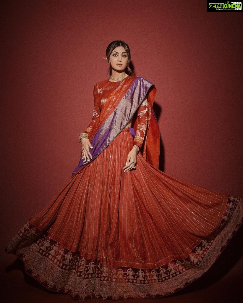 Shilpa Shetty Instagram - All flaiRED up 🔥❤‍🔥 #LookOfTheDay #outfitoftheday #ootd #style #glam #eventdiaries #ReddyShettyGo