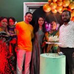 Shilpa Thakre Instagram - Nothing is more precious than celebrating birthday at home 😘✨ I can’t quite express just how much all of your birthday wishes meant to me Yesterday . I adored each and every one of them, and want you all to know how very much I appreciate each of you taking a little time out of your day to think of me Thank you ❤️ Thank you @partybrand_event_service for wonderful decoration 💕 #shilpathakre #expressionqueen #birthday #birthdaygirl #celebration #home #family #gratitude #blessed #thankyou