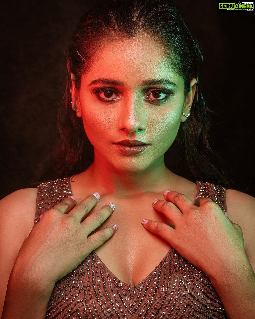 Shilpa Thakre Instagram - Glitter Fitter 💥 📸 : @fashion_btphotography 💄 : @muakajalpradhan 🧥 : @shivanimagdum007 #shilpathakre #expressionqueen #curl #curlyhair #curly #cute #love #bold #photo #photoshoot #photography #photooftheday #photographer #shoot #shoot #black #instagram #instagood #instadaily #instafashion #instamood #morning #morningmotivation