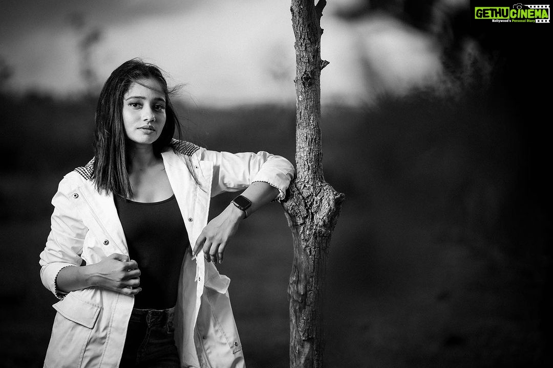 Shilpa Thakre Instagram - The Lovers The Dreamers and Me …………………….❤️ 🥻 : @shivanimagdum007 💄 : @aish_makeovers31 📸 : @royalebysvs @sevenvowstories @shivank_ghurake Managed by : @rakesh_rajesh_shah @rinkeshshah.raw #shilpathakre #expressionqueen #gratitude #love #beautiful #photo #photography #photooftheday #photoshoot #photographer #photogram #black #blackgirlmagic #blackandwhite